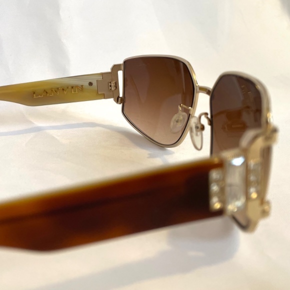Lanvin Gold & Tortoise Sunglasses with Crystal Detail – Gradient Lenses – Case main image 4